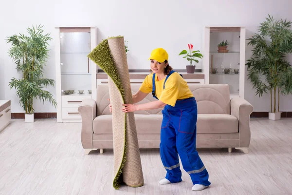 Old female contractor doing housework — Stock Photo, Image