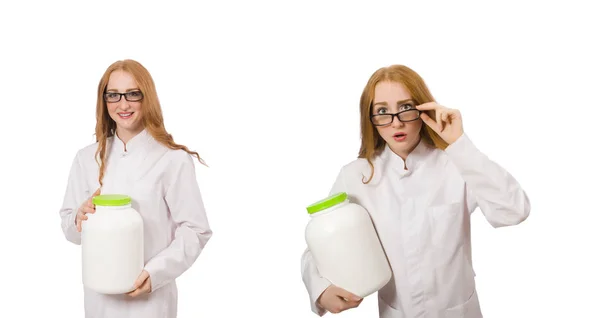 Genç bayan doktor protein kavanozunu beyazın üzerinde tutuyor. — Stok fotoğraf