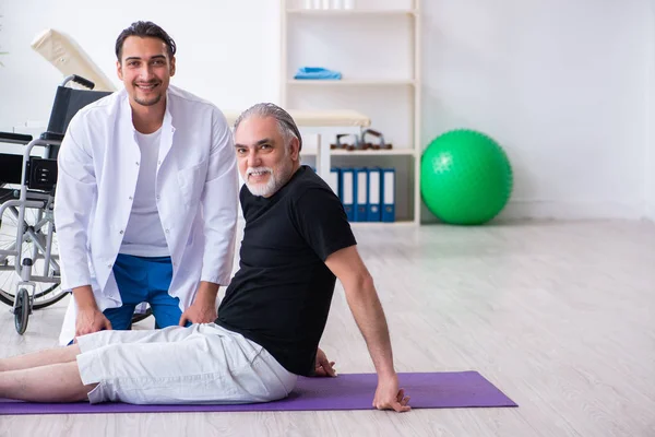 Älterer Patient erholt sich von Verletzung im Krankenhaus — Stockfoto