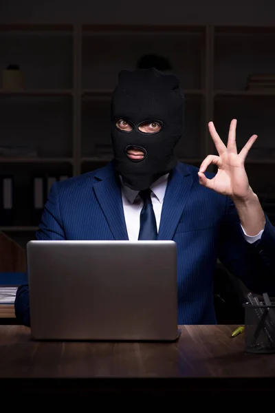 Mężczyzna pracownik kradzież informacji w biurze czasu nocnego — Zdjęcie stockowe