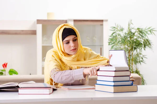 Kvinna student i hijab förbereder sig för tentor — Stockfoto