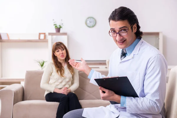 Jeune patiente discutant avec un psychologue masculin personnel — Photo