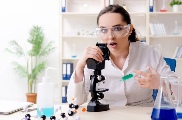 Giovane chimica femminile che lavora in laboratorio — Foto Stock