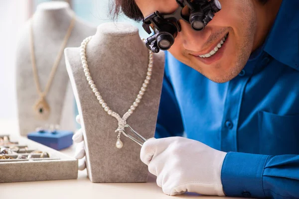 Jonge juwelier werkt in zijn atelier — Stockfoto