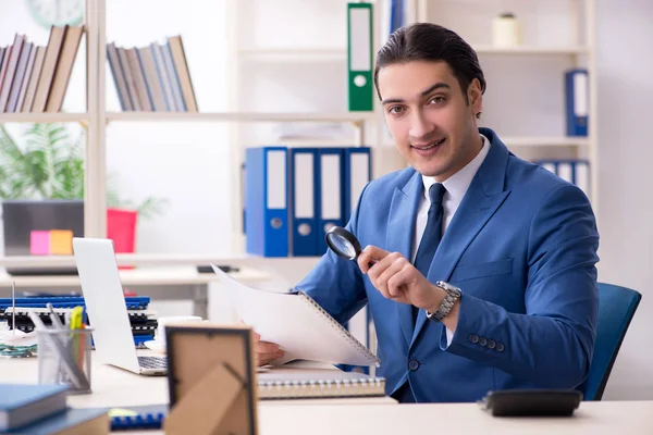 Giovane bel dipendente in ufficio — Foto Stock