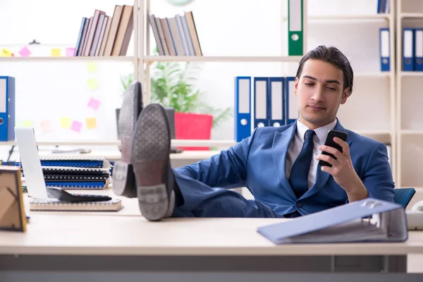 Joven empleado guapo en la oficina — Foto de Stock