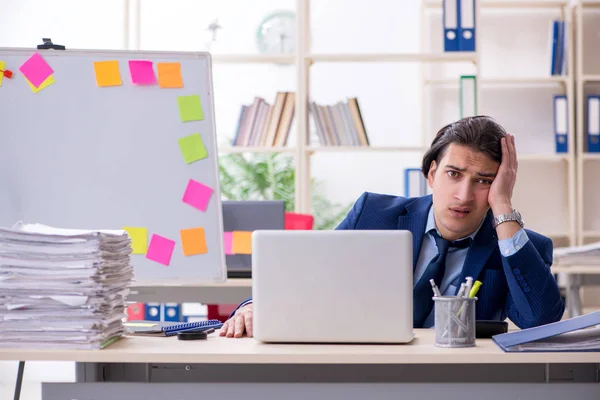 Junge männliche Mitarbeiter unzufrieden mit exzessiver Arbeit — Stockfoto