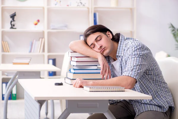 Evde sınava hazırlanan genç bir erkek öğrenci.