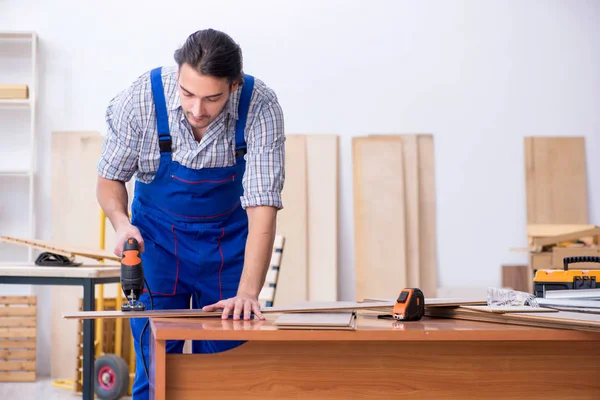 Joven carpintero masculino trabajando en interiores — Foto de Stock