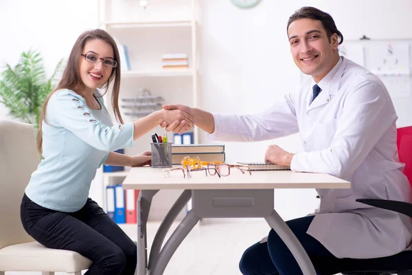 Ung kvinna besöker manlig läkare ockultist — Stockfoto