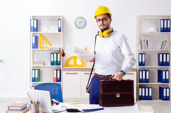 Jonge mannelijke architect werkzaam op kantoor — Stockfoto