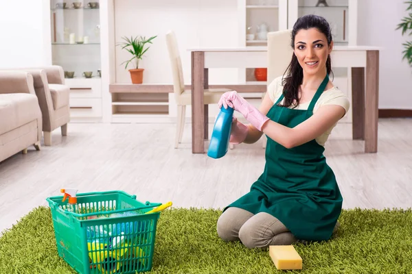 Jeune femme entrepreneur faisant des travaux ménagers — Photo