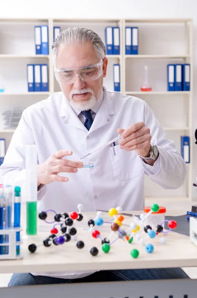 Vecchio chimico di sesso maschile che lavora in laboratorio — Foto Stock