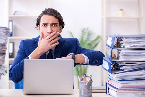 Joven empleado masculino infeliz con el trabajo excesivo —  Fotos de Stock