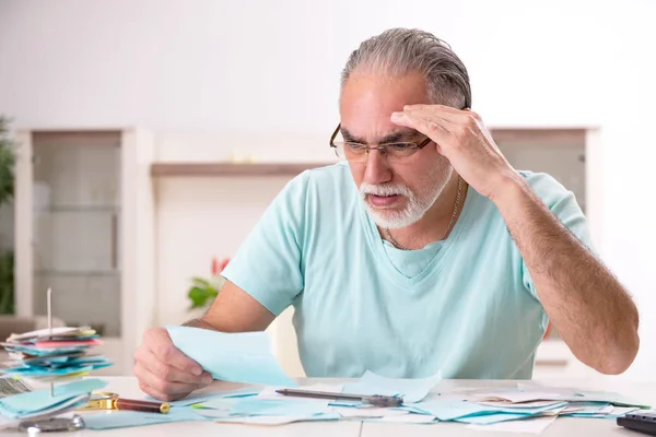 Weißbärtiger alter Mann in Haushaltskonzept — Stockfoto