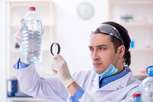 Giovane chimico di sesso maschile che sperimenta in laboratorio — Foto Stock