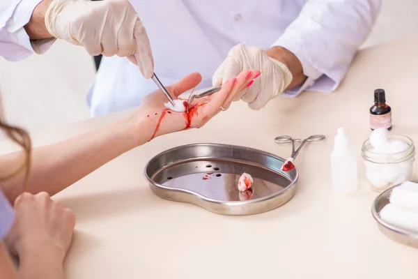 Mão ferida mulher visitante médico masculino — Fotografia de Stock