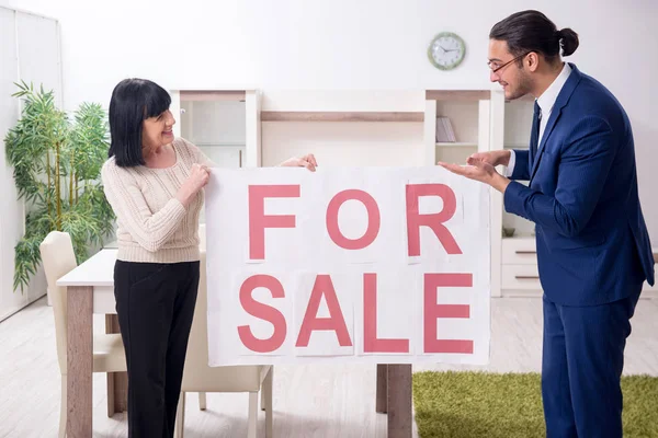 Male real estate agent and female client in the apartment — Stock Photo, Image