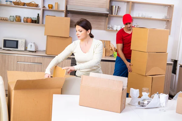 Young male contractor and female customer in moving concept — Stock Photo, Image