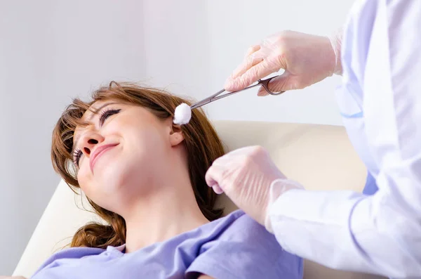 Young woman visiting female doctor otolaryngologist — Stock Photo, Image