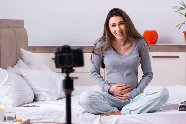 Mulher grávida gravação de vídeo para o seu blog — Fotografia de Stock