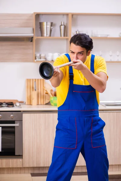 Jeune entrepreneur masculin réparer robinet à la maison — Photo