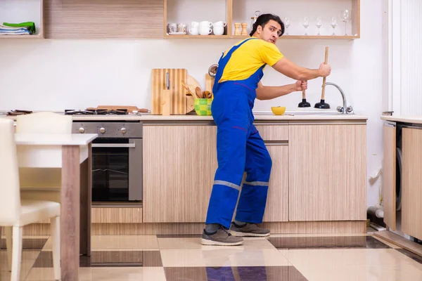 Junger männlicher Unternehmer repariert Wasserhahn zu Hause — Stockfoto