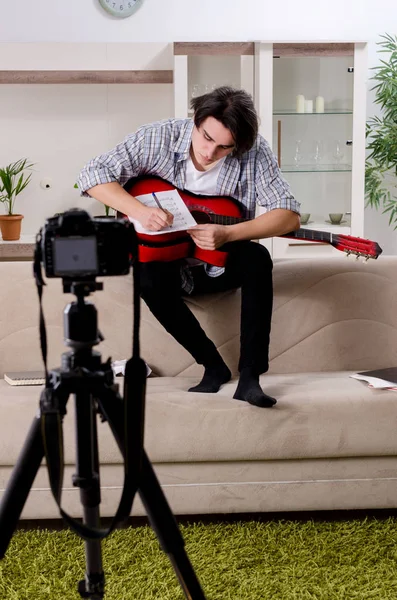 Jonge gitarist opname video voor zijn blog — Stockfoto