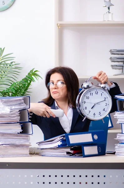 Geschäftsfrau mittleren Alters unzufrieden mit exzessiver Arbeit — Stockfoto