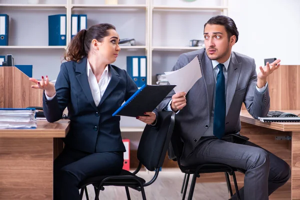 Twee werknemers in het kantoor — Stockfoto