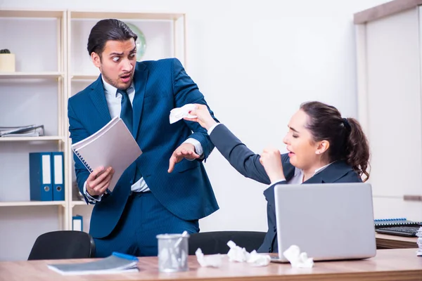 Deux employés souffrant sur le lieu de travail — Photo