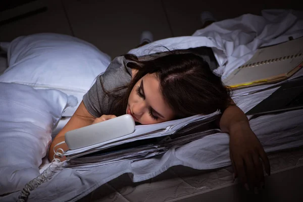 Zmęczona bizneswoman pracująca po godzinach w domu w nocy — Zdjęcie stockowe