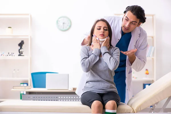 Joven médico masculino y mujer hermosa paciente — Foto de Stock