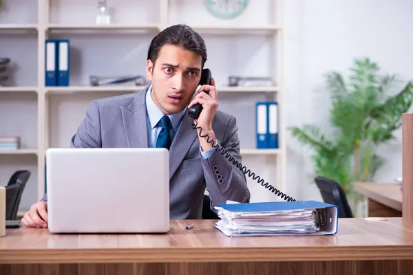 Ung manlig anställd som avskedas från sitt arbete — Stockfoto