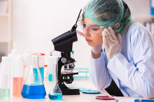 Química joven trabajando en el laboratorio — Foto de Stock