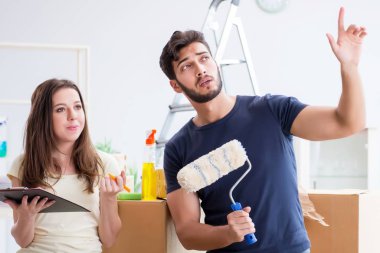 Yeni evdeki kutuları açan genç bir aile.