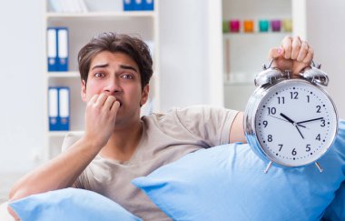 Çalar saatle uyanmakta zorlanan bir adam