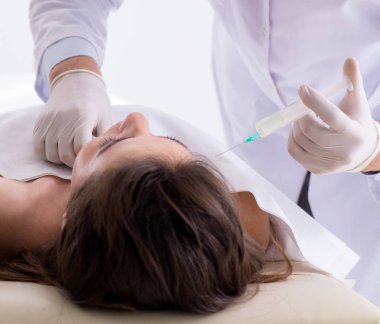 Polis morgdaki cesedi inceliyor.