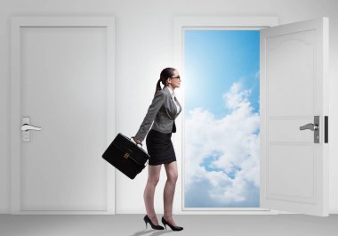 İş kadını birçok iş fırsatıyla karşı karşıya