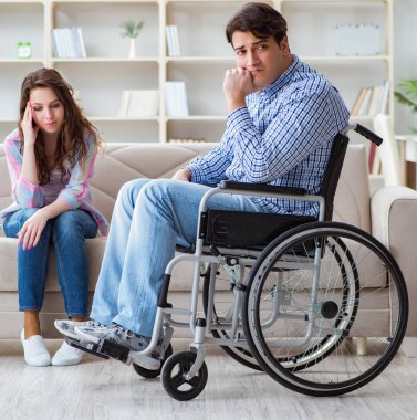 Tekerlekli sandalyedeki çaresiz kişi