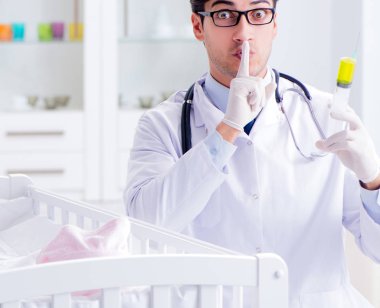 Doktor bebek aşısı için hazırlanıyor.