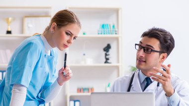 Erkek ve kadın doktor hastanede tartışıyorlar.