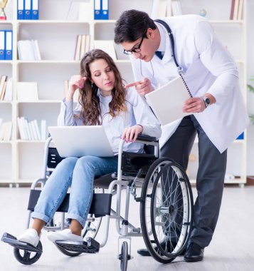 Tekerlekli sandalyedeki hasta düzenli kontrol için doktoru ziyaret ediyor.