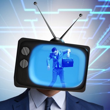 Televizyon bağımlısı bir adam.