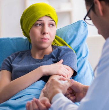 Clini 'de tıbbi konsültasyon için doktoru ziyaret eden kanser hastası.