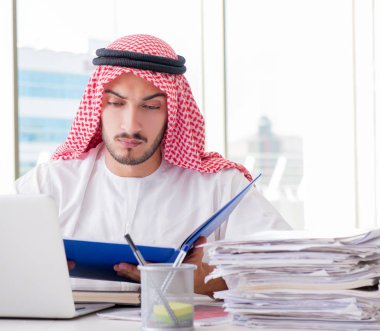 Ofiste çalışan Arap işadamı.