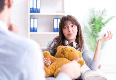 Hasta muayene için psikiyatriste gidiyor.