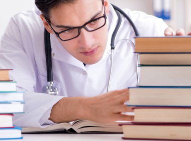 Tıp öğrencisi üniversite sınavlarına hazırlanıyor.