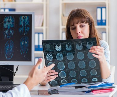 Röntgen için radyolojiste gelen genç bir kadın.