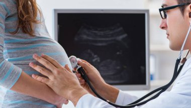 Hamile kadın düzenli kontrol için doktoru ziyaret ediyor.